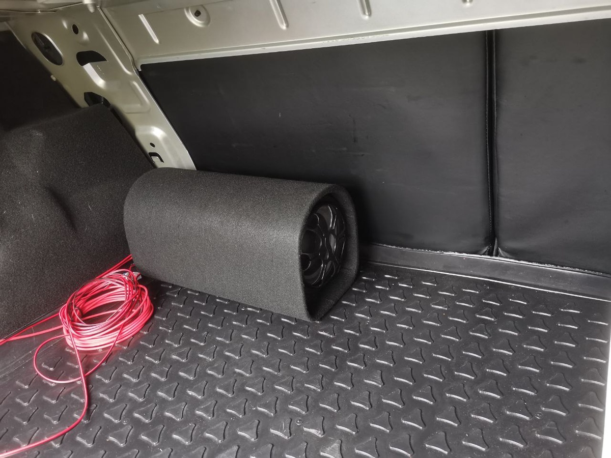 В пустом багажнике саб прекрасно себя чувствует и хорошо охлаждается