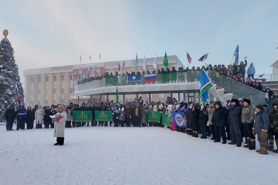    В акции приняли участие жена бойца Эльвира и его дочери. Фото: Tekegram-канал администрации Сунтарского улуса/@suntaar_ulus