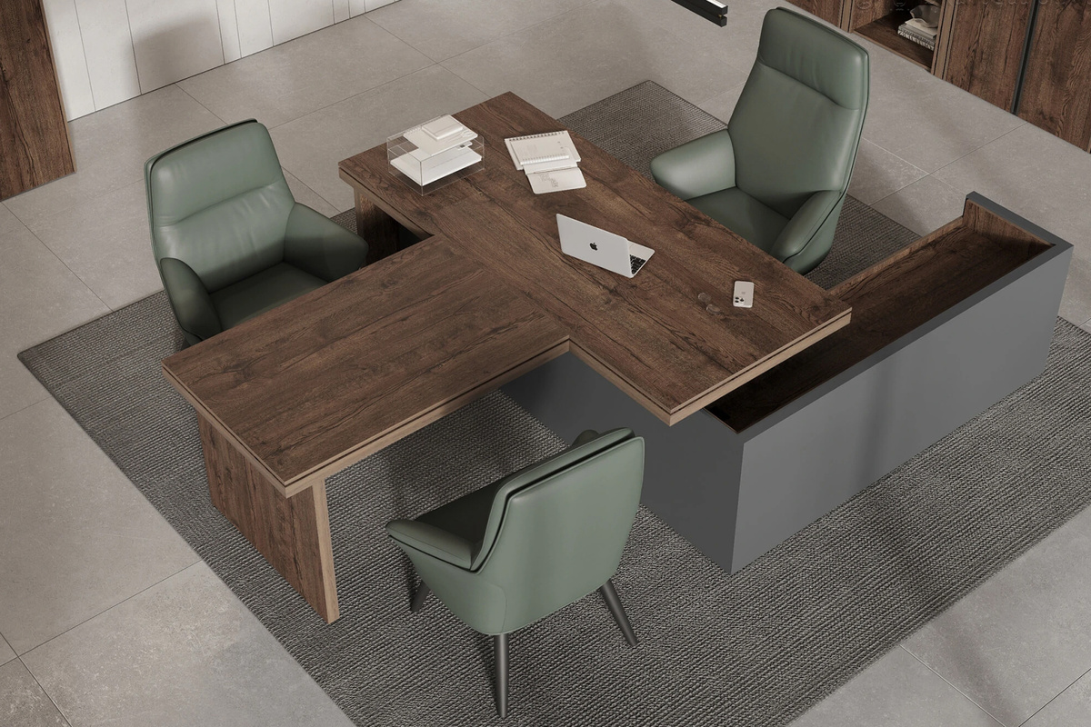 Стол формирует выразительный центр кабинета: прочная конструкция с комфортной глубиной рабочей зоны.