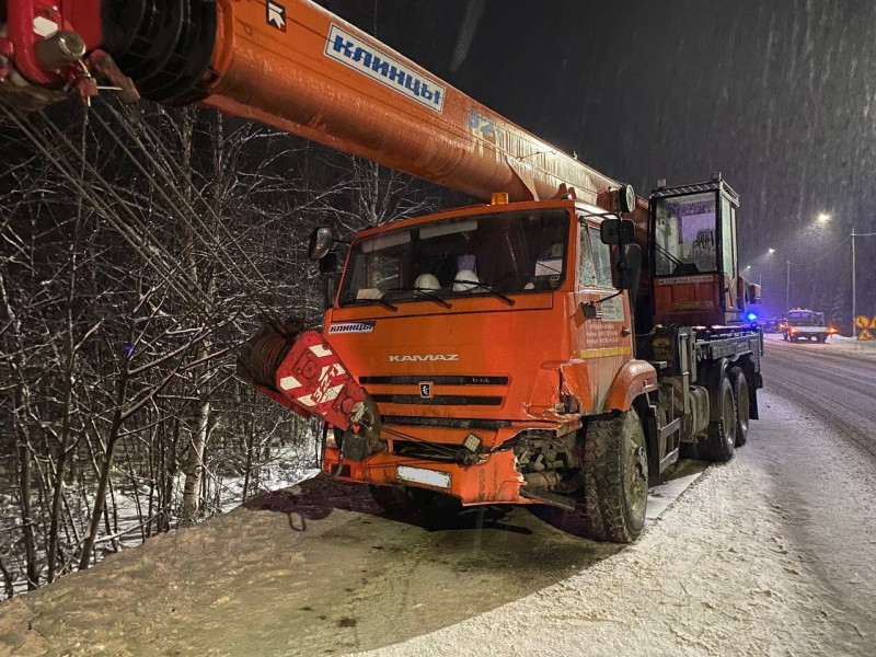    Водитель из Костомукши пострадал при столкновении с автовышкой грузовика