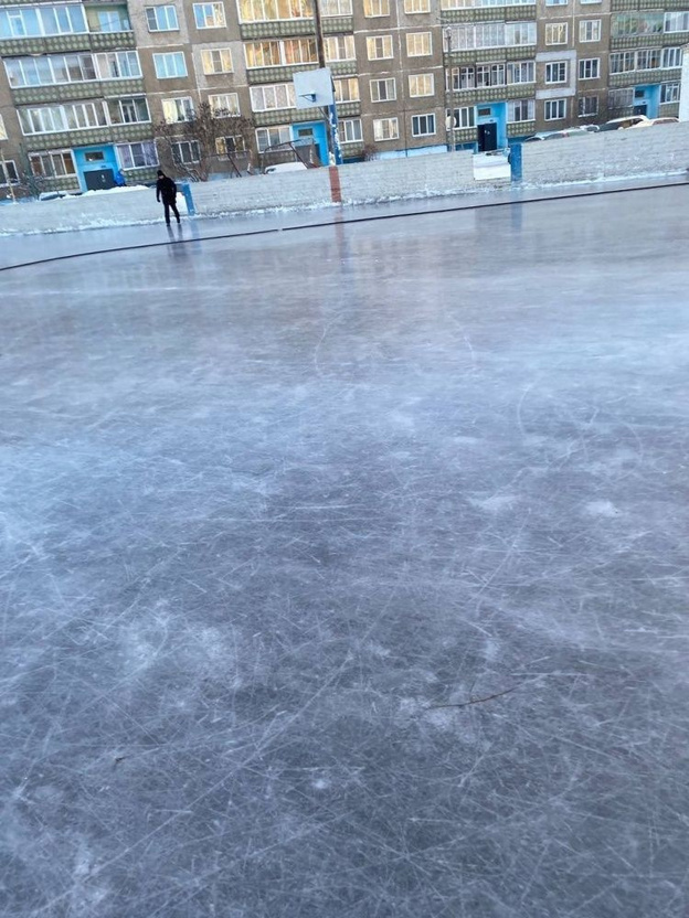    В двух районах Кирова залили каток