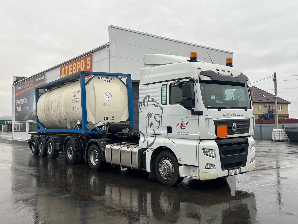 седельный тягач Sitrak C7H с прицепом-цистерной.
Sitrak — это торговая марка грузовых автомобилей, принадлежащая китайской компании SINOTRUK (China National Heavy Duty Truck Group Co., Ltd). Линейка грузовиков Sitrak разработана совместно с немецкой компанией MAN SE