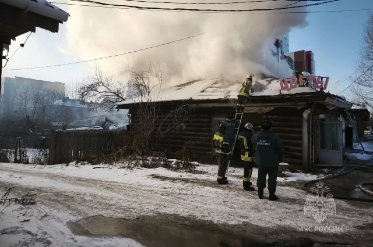    В Красноярске при пожаре в цветочной лавке погибла женщина