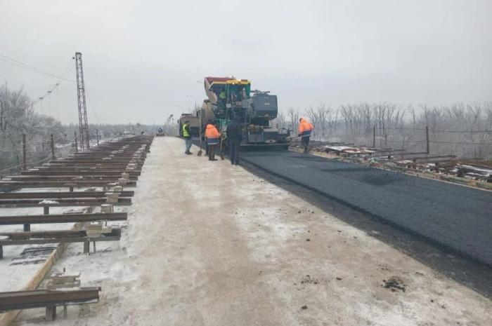 В Волновахе идёт ремонт моста по переулку Матросова. Реконструкция путепровода ведётся совместно с Ямало-Ненецким автономным округом, источник Телеграм-канал ДНР Онлайн