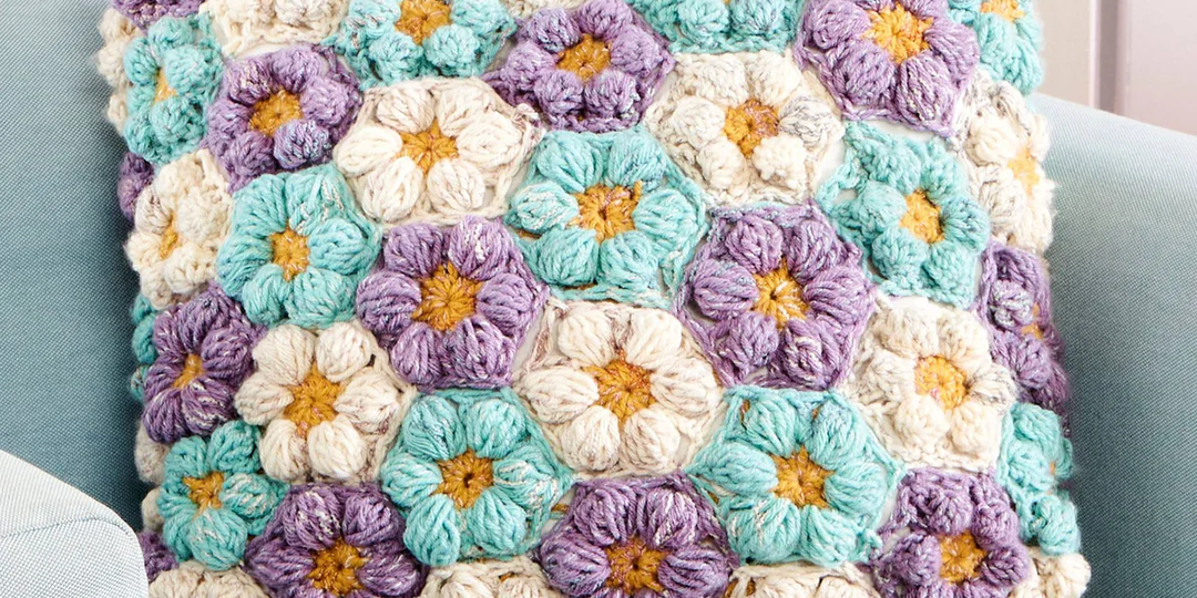 Подушка крючком Пышные лепестки. Объемный мотив и простое соединение без шва