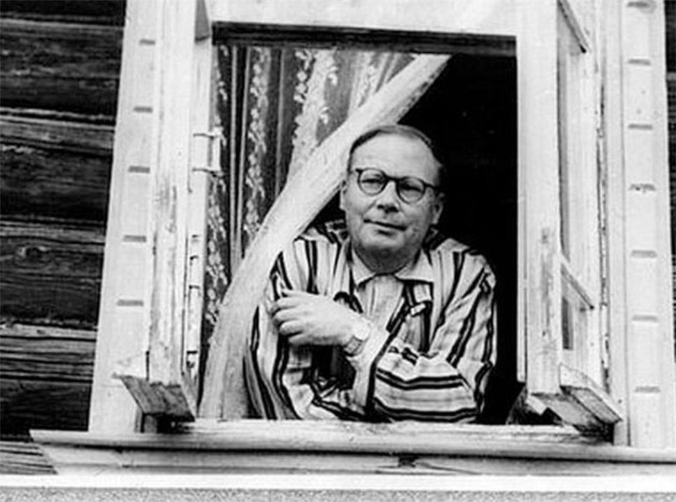 Дождался ее возвращения и умер.