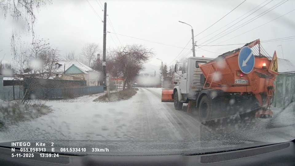 Та самая треклятая сеялка щебня Е170ОМ74, будь она не ладна. Хорошо бы, чтобы его маршрут круглогодично пролегал вдоль всех машин его родственников до 10 колена. 😂 Думаю, ему бы по-родственному доступно объяснили, что так делать нехорошо