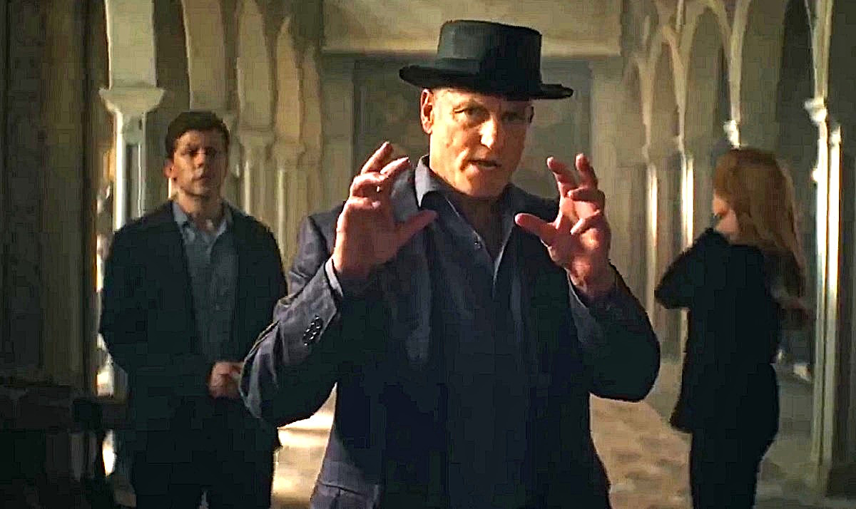 - Ну, в общем, подхожу я к этой их Венере Милосской и трогаю её... за плечи. 