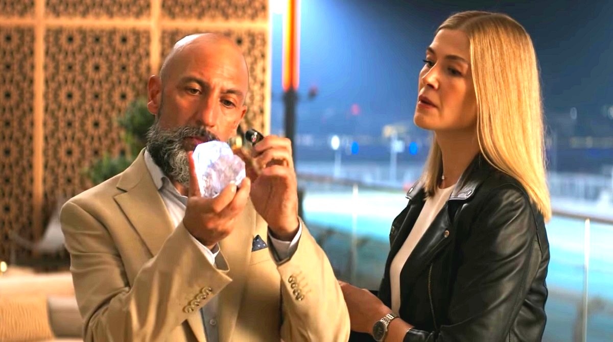 - Похоже, Зинаида Петровна, клиенты правы: крупноватую соль мы вчера в "Пятёрочку" завезли. 