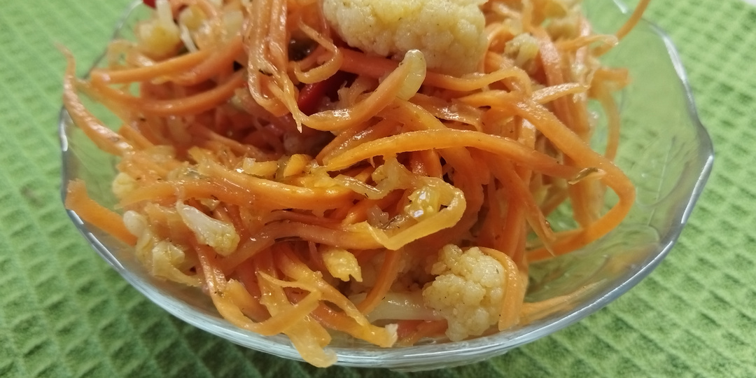 Салат из цветной капусты и моркови.