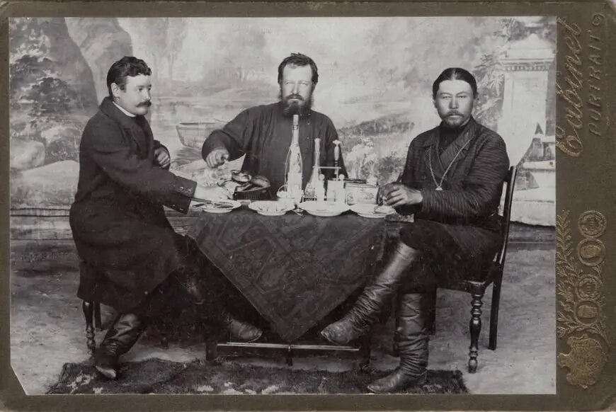 купцы за столом. надо понимать что все фото в те времена были постановочными