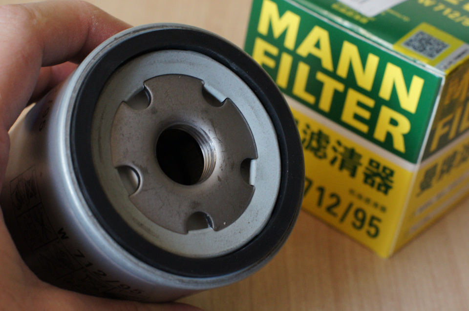 На уплотнительном кольце имеется примерно посередине один выступ. Завальцовка дна фильтра к резьбовому фланцу такая же, как и на фильтрах Mann