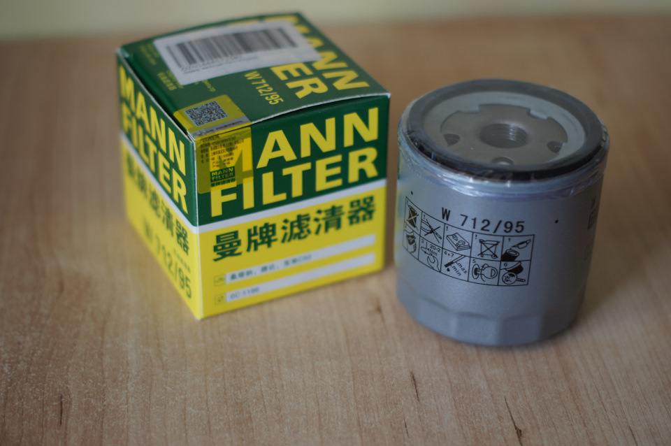 Дно китайского фильтра Mann W712/95 закрыто пленкой. Изобилие иероглифов и наклеек, поясняющих, что там внутри, намекает на изготовление не для нашего рынка и… о нелегальном ввозе