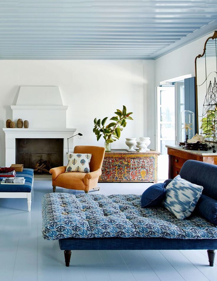 Основу составляют природные оттенки: белый, молочный, айвори, песочный, бежевый, терракотовый, оливковый, травяной, глубокие морские тона: бирюза, изумруд, сине-зелёный
Яркие цвета используются точечно, как акценты — в текстиле или мебели.