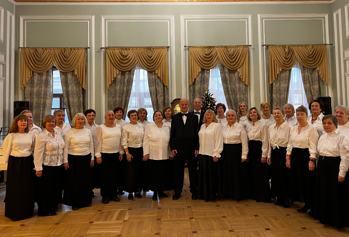 Съемки.  Автор - 2я слева в 1 ряду.