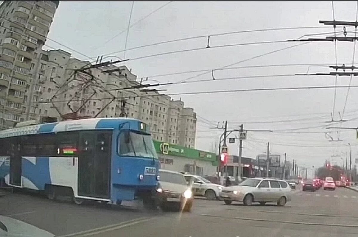    Утреннее ДТП с легковушкой и трамваем попало на видео в Волгограде