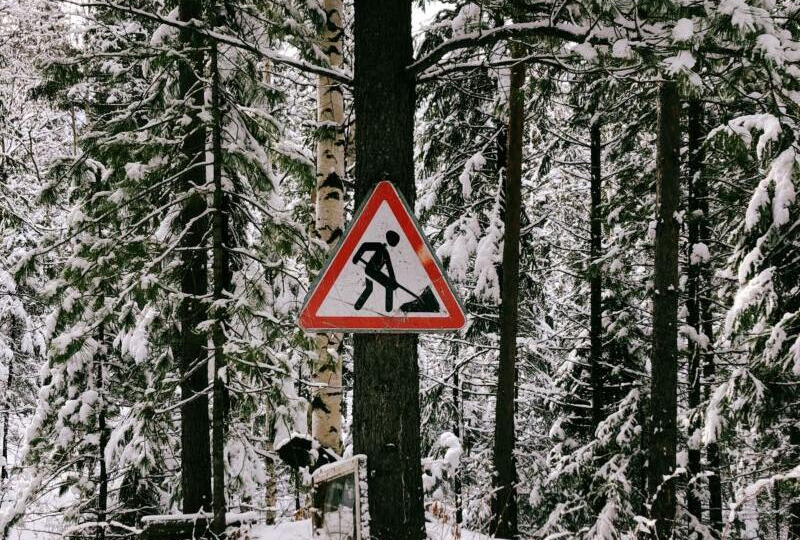 Сильный снегопад в Иркутске: задержаны авиарейсы и перекрыта трасса «Байкал»