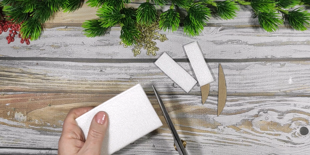 ПОПРОБУЙТЕ ТАК сделать ёлочную игрушку, из кусочка потолочной плитки и плюшевой пряжи.