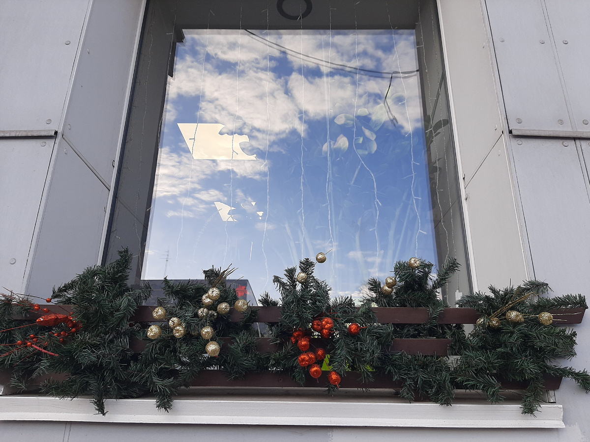 Небо отразилось в окошке магазина