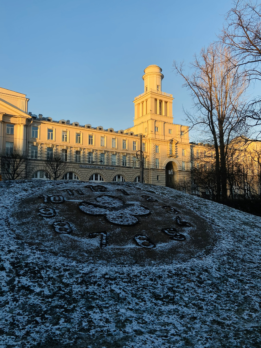Фото по дороге. Здание, в котором сейчас располагается главный корпус Университета ИТМО в Санкт-Петербурге, построено в 1912–1913 годах в стиле неоклассицизм. Авторы проекта — М. М. Перетяткович и М.С. Лялевич