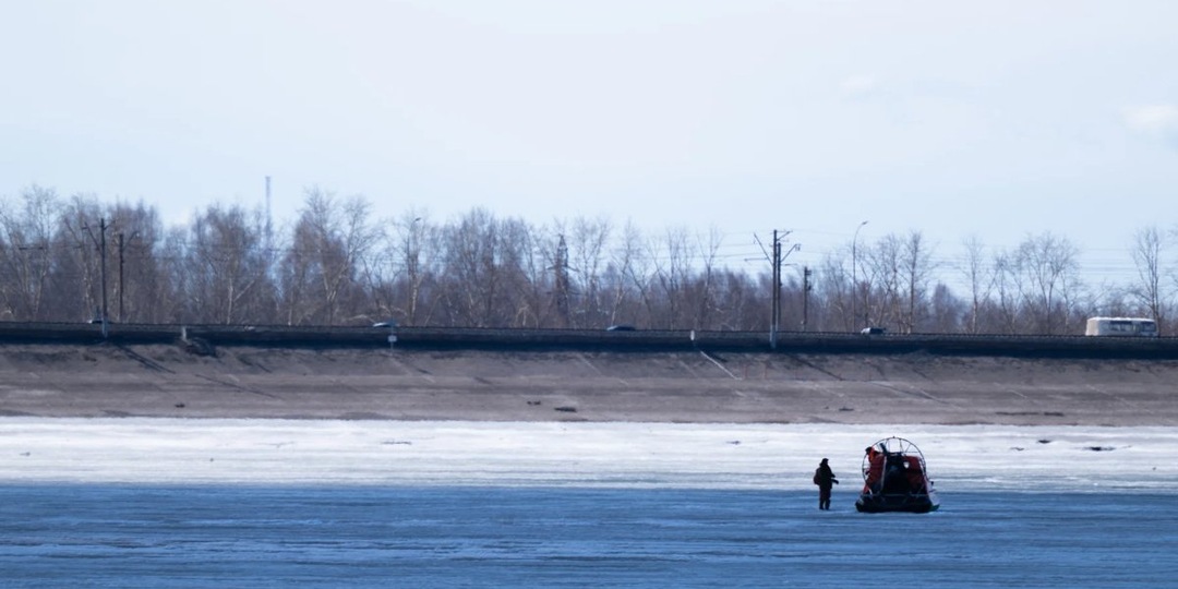 В Перми на отколовшейся льдине дрейфуют два рыбака. Фото, видео