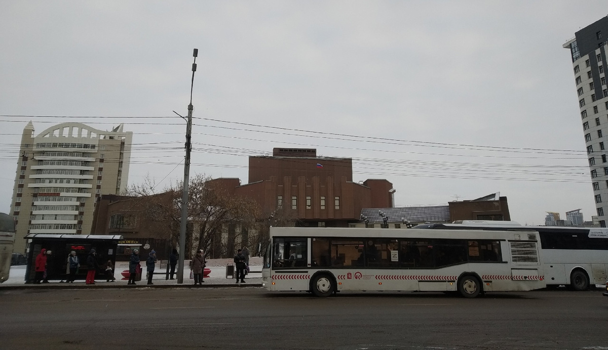 Красноярск, ул. Ленина, остановка "Сибирский институт искусств" (личное фото)