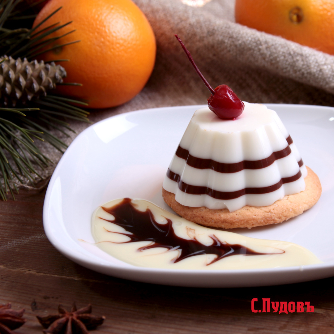 Сливочно-шоколадное желе с песочным печеньем и шоколадным сиропом