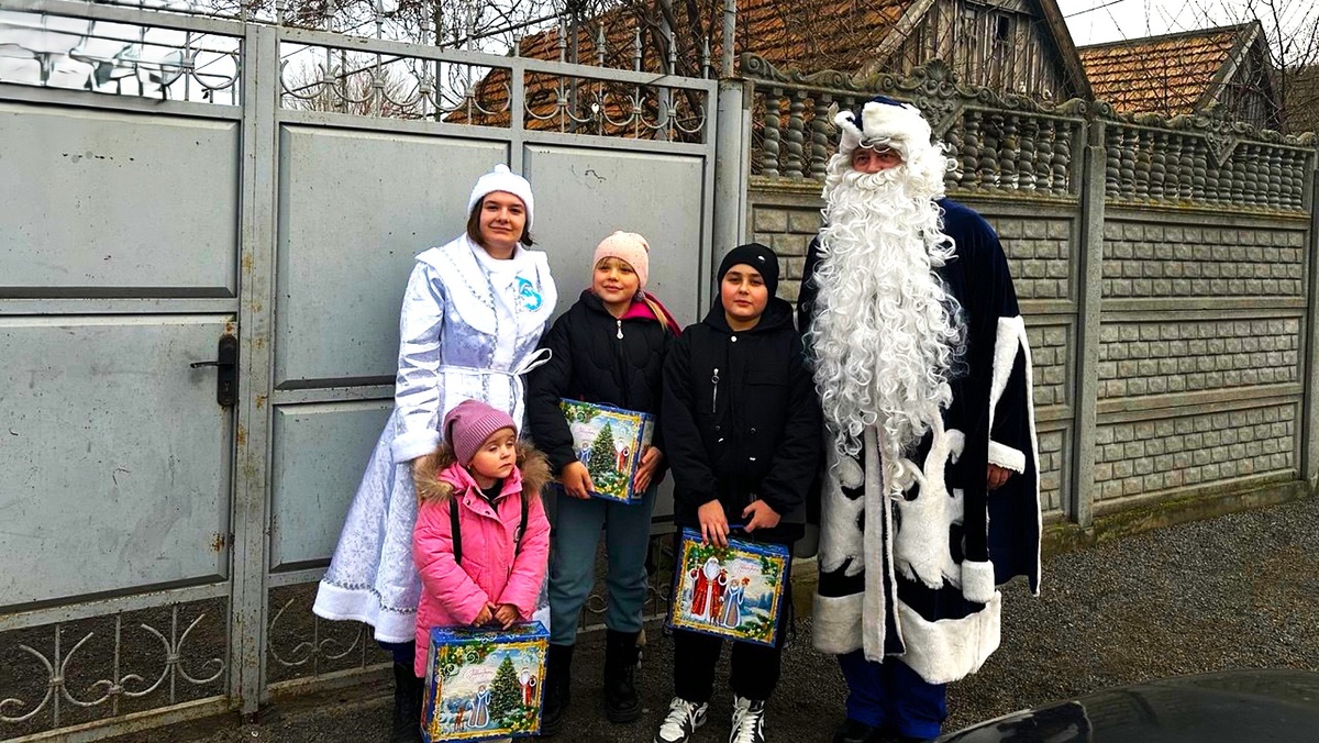    Дед Мороз и Снегурочка из Югры доставят 11 тысяч подарков детям новых регионов