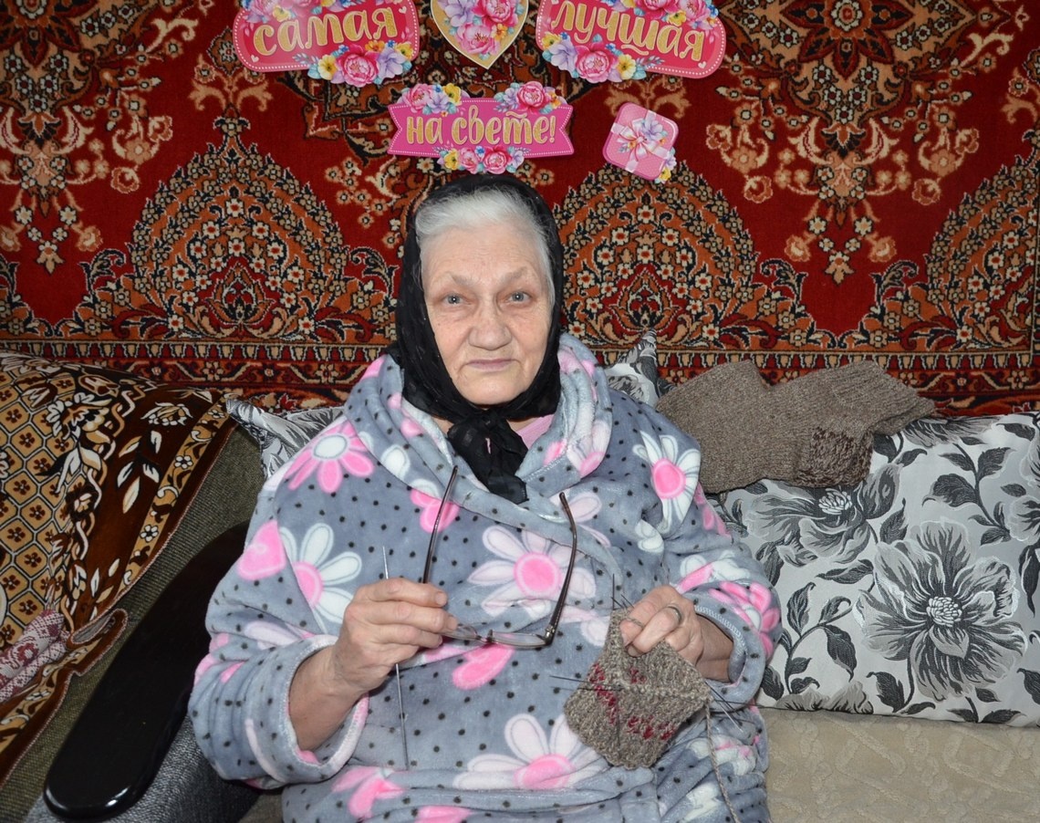 В любую свободную минутку Валентина Васильевна Мелешина садится вязать носки нашим бойцам, считая это своим долгом. И к этому призывает других женщин.