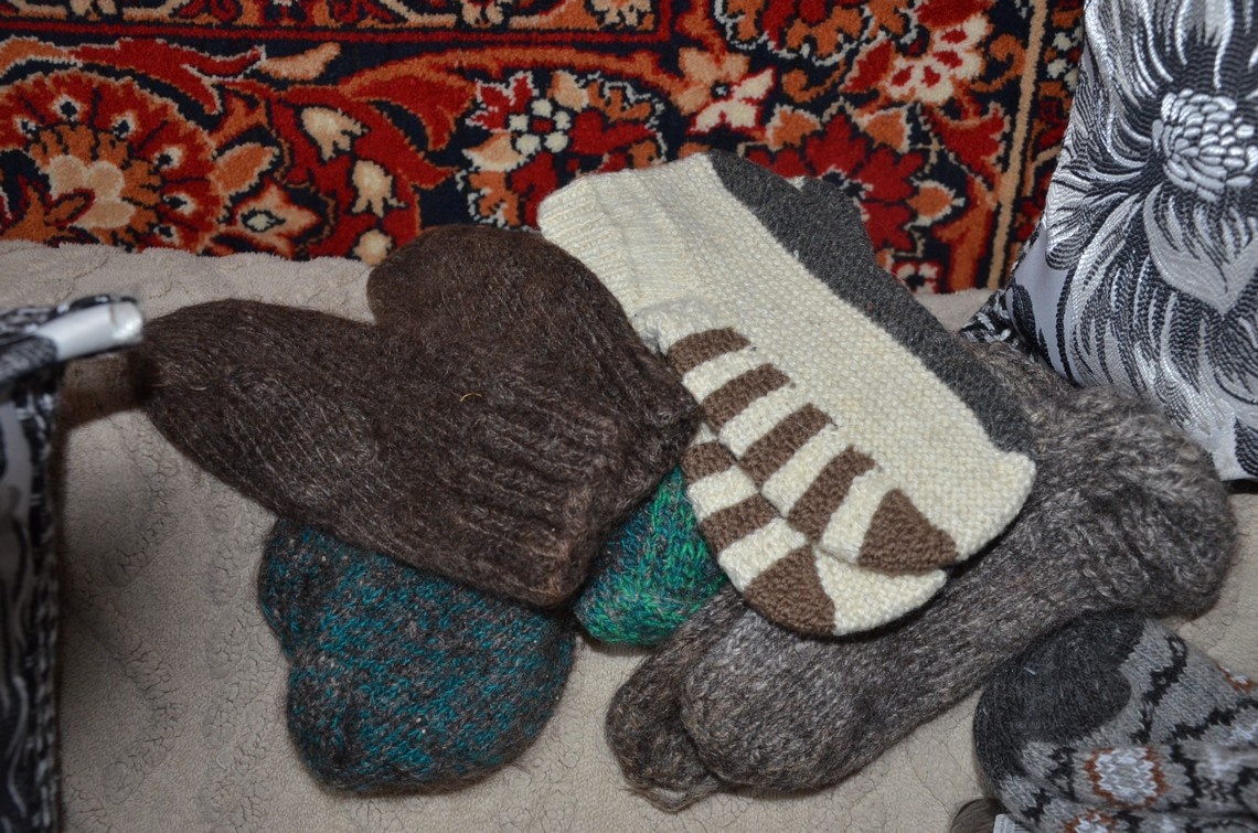 Кто может вязать, передают мастерице собственноручноизготовленные носки. Над всеми она почитает молитву и только потом отправит через гимназию на фронт.