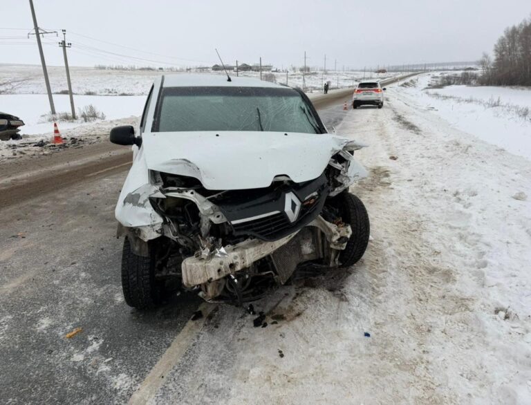    В Шарлыкском районе столкнулись три автомобиля: пострадали дети и взрослые Оренбуржье