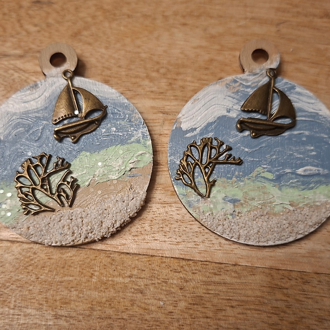 Просто краски  и просто песок, куплен в магазине в отдела флористики. То что теперь водоросли. когда то было деревом...