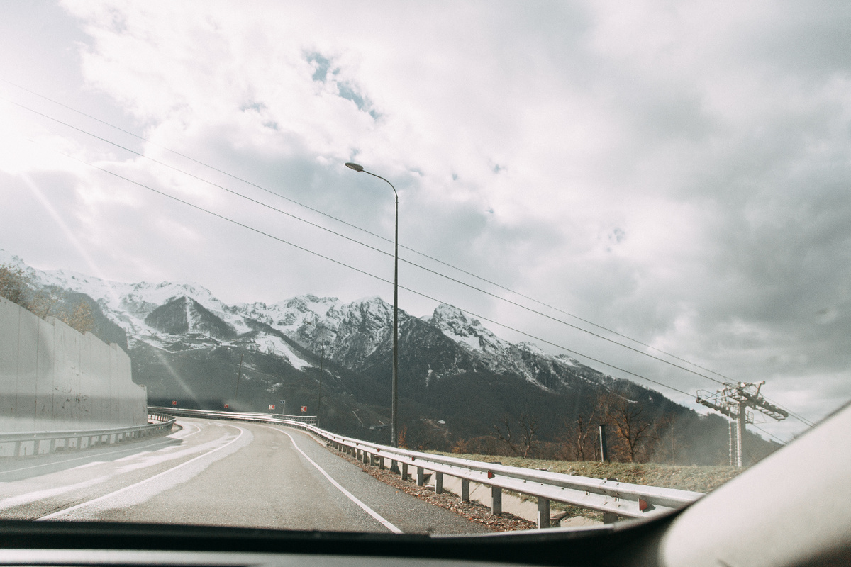 Вид на заснеженные вершины гор, Сочи. Источник: Shutterstock