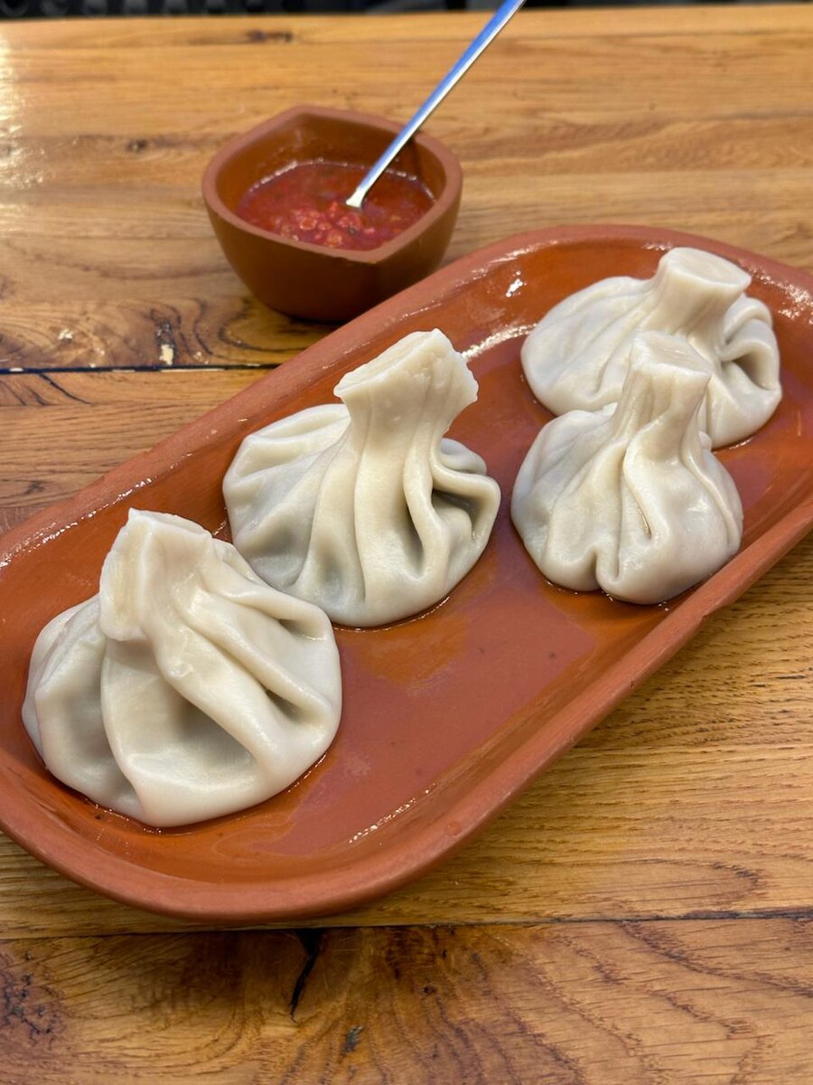 Хинкали с растительным фаршем в "Хачапури и Вино" + аджика на заднем плане