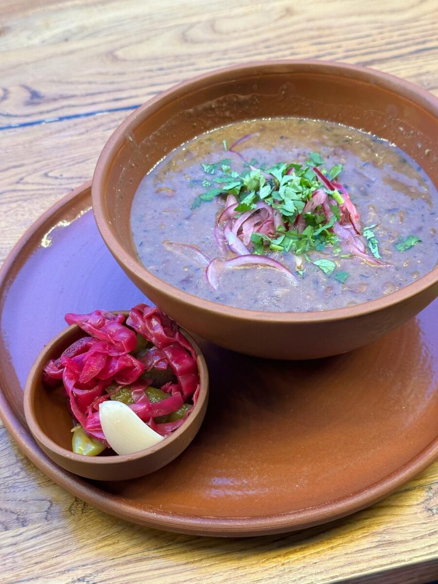 Лобио и соленья, которые подаются к нему - тоже очень вкусные!