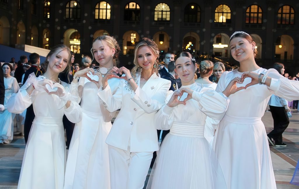    Фотографии тимашевских участников Международного Кремлевского Благотворительного Кадетско-го бала предоставила «3Т» Вероника Томилова из медиацентра городской СОШ N° 1 «Первая полоса». Знамя Труда