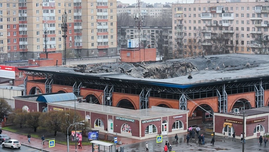 Автор фото: Сергей Ермохин / "ДП". Правобережный рынок в Петербурге после пожара, декабрь 2025 года.