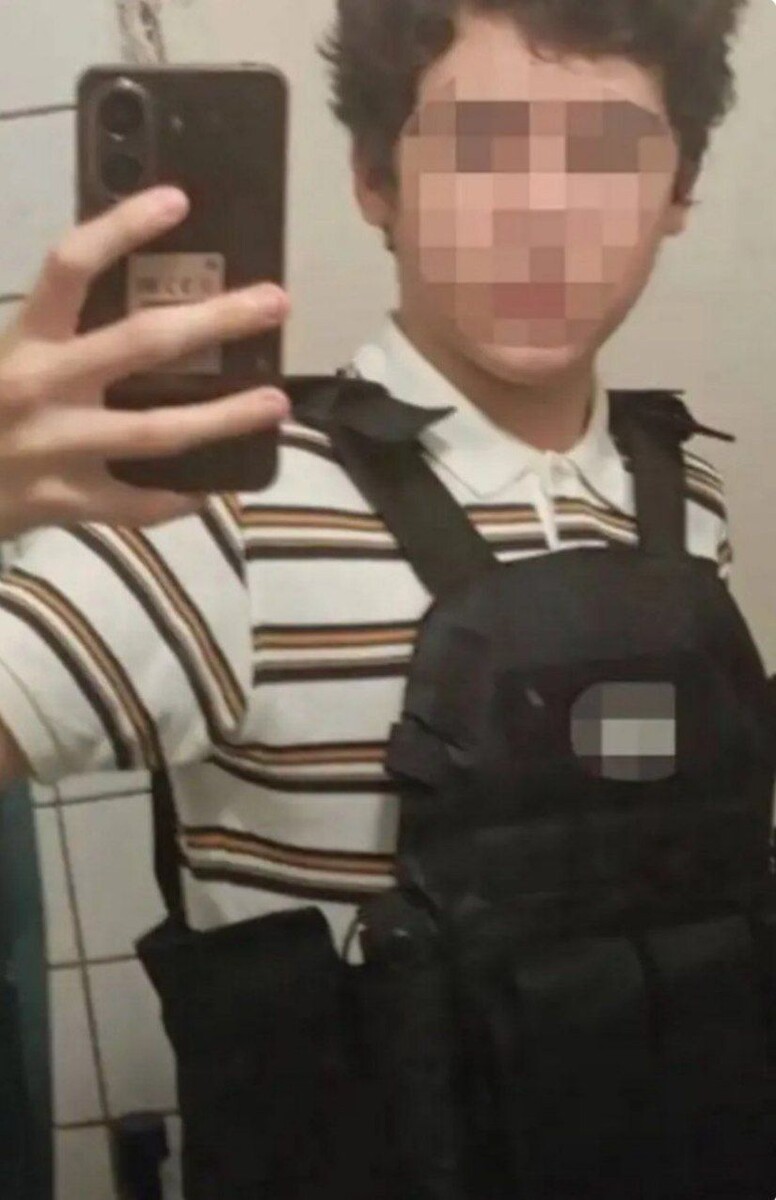 Тимофей К. в школьном туалете готовится к преступлению и делает селфи. На рюкзаке – эмблема экстремистского движения. Через полчаса он убьёт ребёнка ножом.