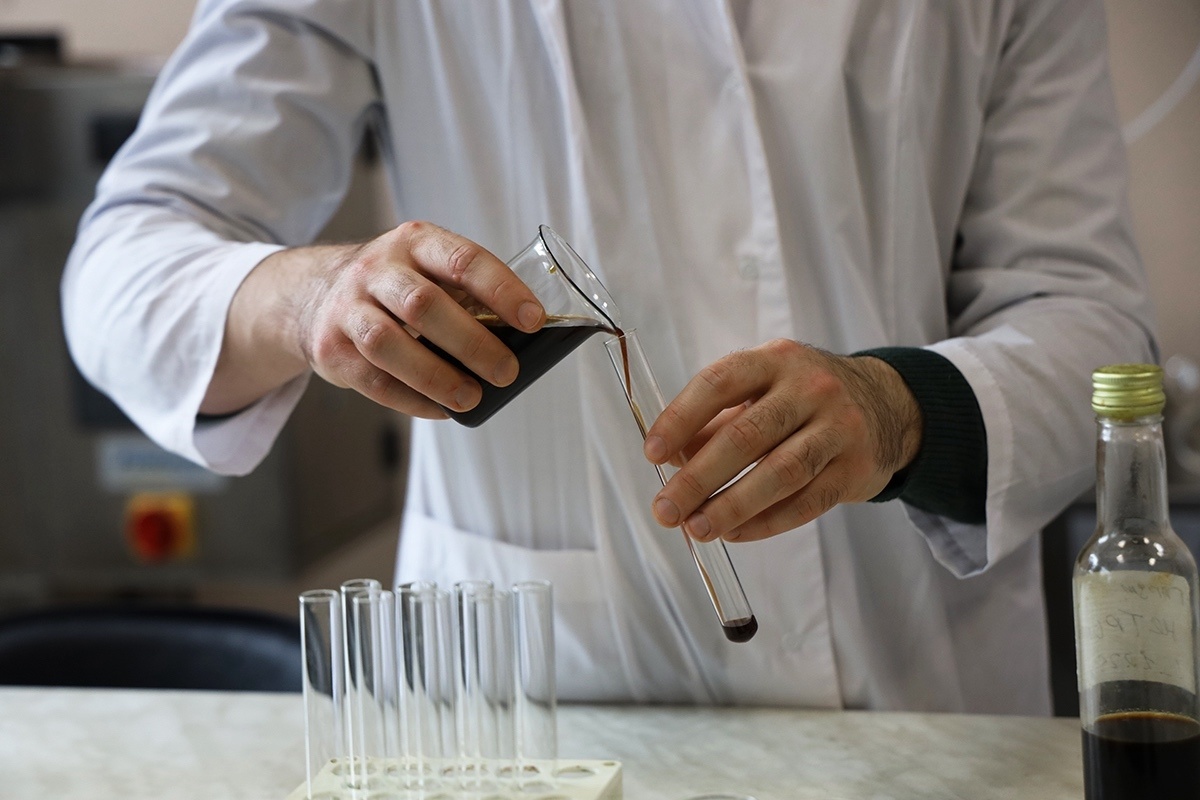 Натуральный гарум — это источник легкоусвояемого белка, аминокислот и биологически активных веществ, которые поддерживают работу пищеварительной системы и способствуют усвоению других продуктов. Кроме того, он содержит антиоксиданты и может использоваться как функциональный продукт питания или натуральная приправа, обогащающая рацион.