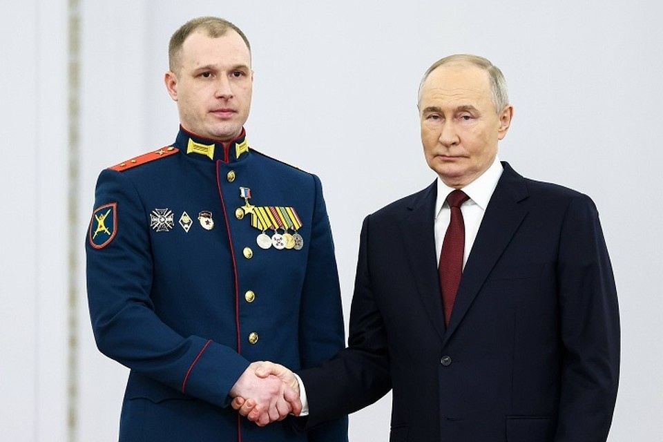    Артем Прохода получил награду из рук президента и продолжает сражаться на СВО. Фото: kremlin.ru