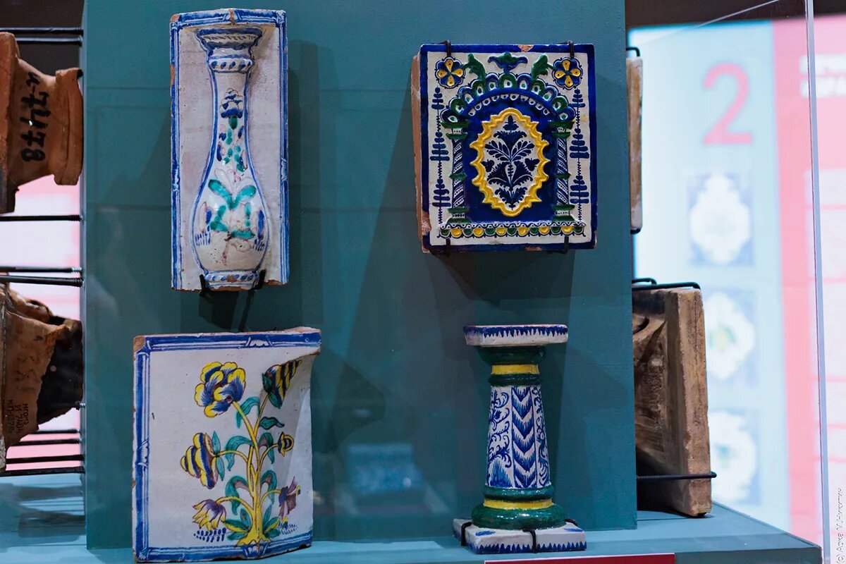    На выставке «Изразцы царские и пролетарские». Фото: «Республика» / Михаил Никитин