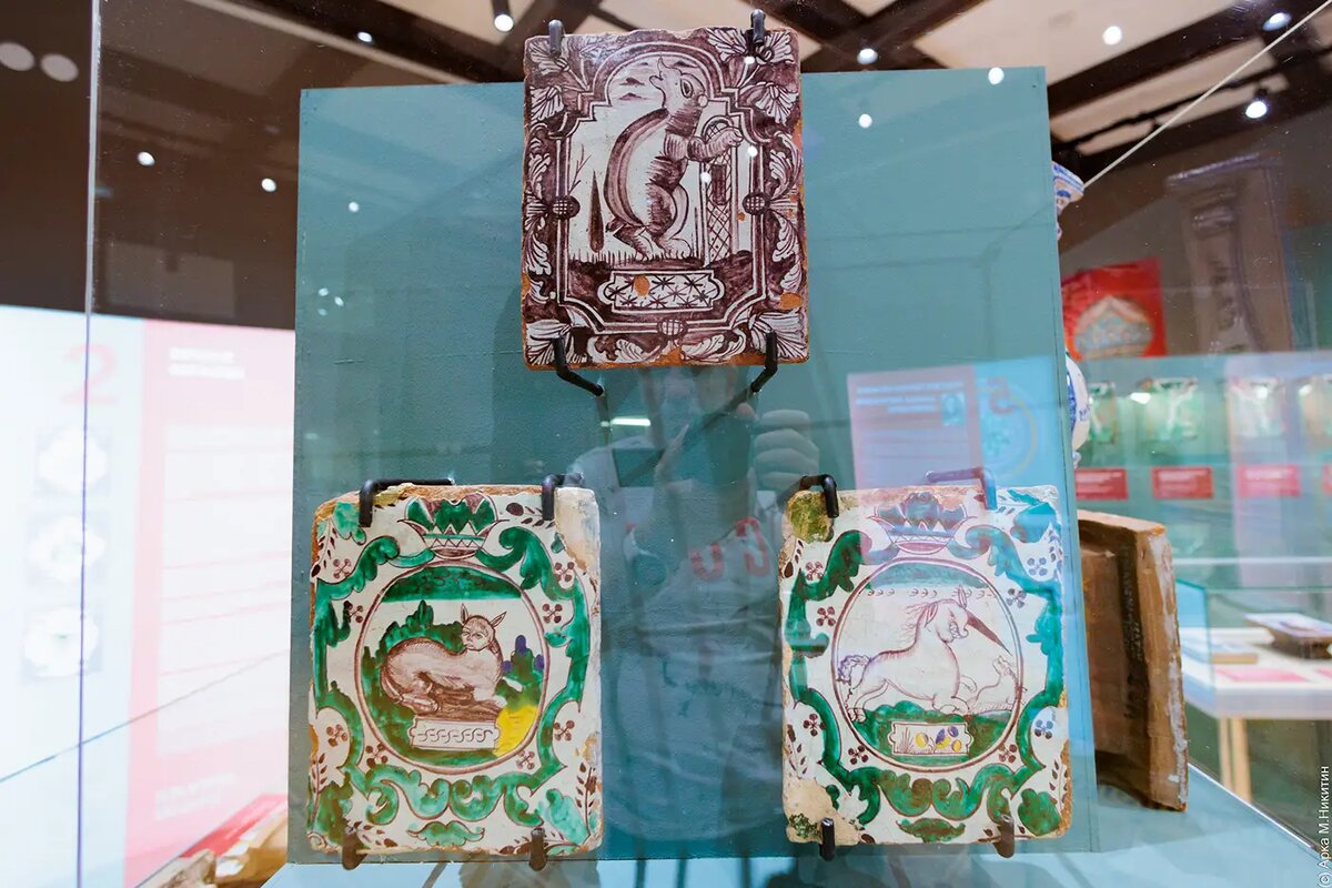 На выставке «Изразцы царские и пролетарские». Фото: «Республика» / Михаил Никитин  📷
