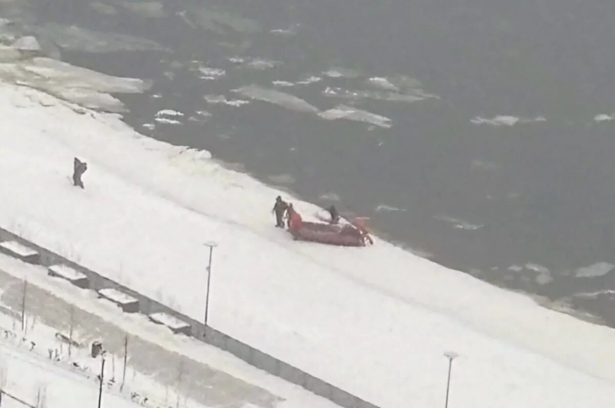    В Перми два рыбака застряли на отколовшейся льдине и дрейфовали по Каме