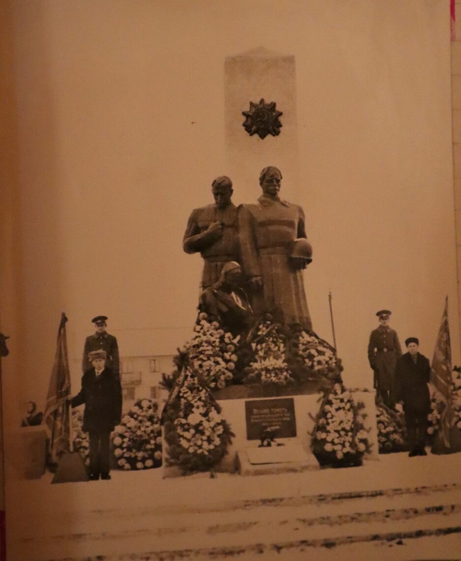 У памятника — солдаты и передовики производства.