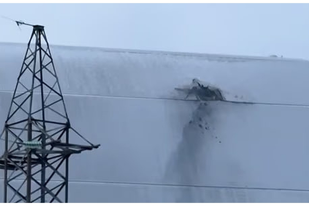    В этом месяце специалисты по ядерному контролю обнаружили, что купол, возведенный над местом аварии на Чернобыльской АЭС, поврежден (на фото). / dailymail.co.uk