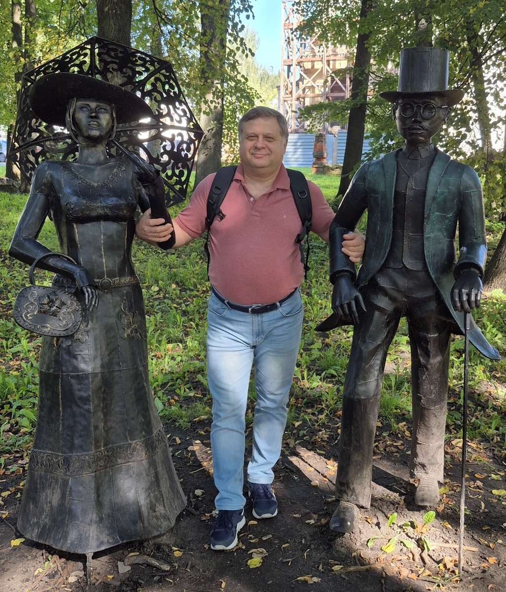 Это тоже я (по середине). Лето 2025 года. Переславль - Залесский.