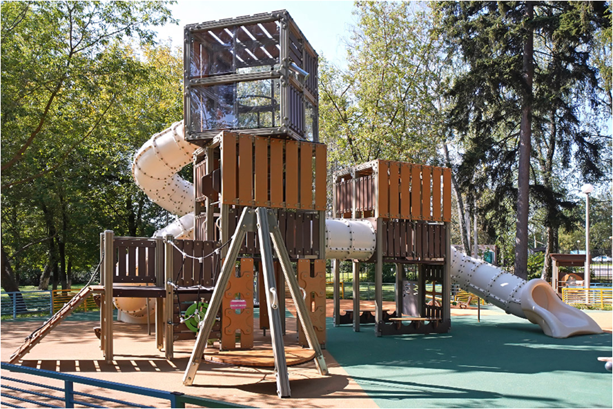 Пример высокого игрового комплекса на детской площадке. Источник: ресурсы Интренет