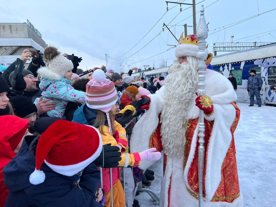    На перроне Деда Мороза и его помощников встречали тысячи мальчишек и девчонок. администрация Тольятти