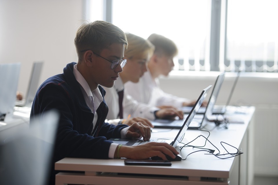    Эксперты по кибербезопасности советуют родителям провести с детьми инструктаж. Алексей БУЛАТОВ