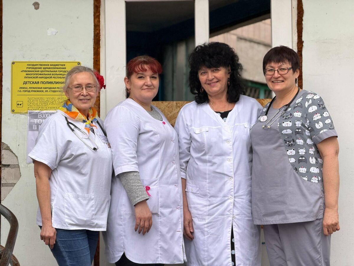 Зульфия Шархымуллина и Эльмира Номина с заведующим детским отделением ЦРБ Рубежного и старшей медсестройФото: Аппарат вице-премьера РТ Рината Садыкова